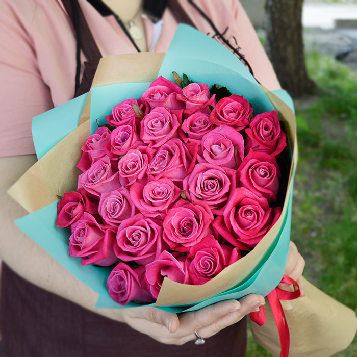 Букет из 25 розовых роз в крафте