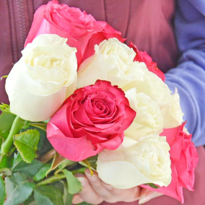 Букет из 11 розовых и белых роз